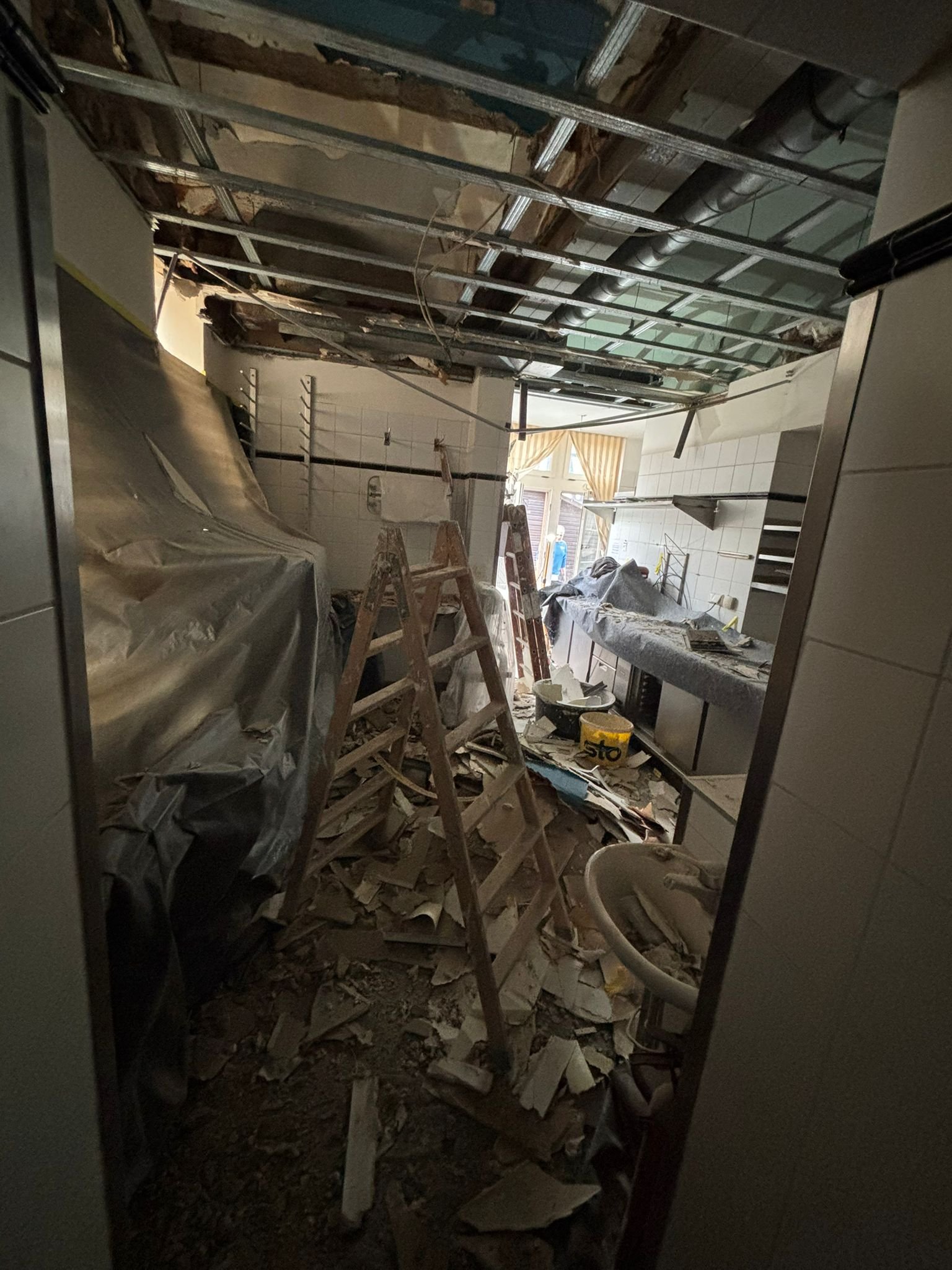 Rohbau nach Abbruch der Altdecke in Eltville – Abbruch- & Rückbauarbeiten ACG Bausanierung GmbH