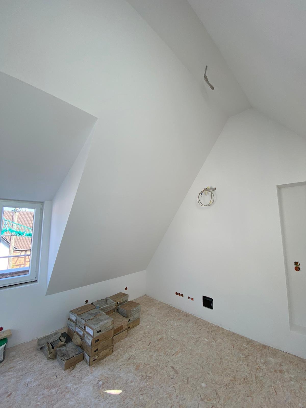 Fertig gestrichener Dachgeschossraum in Frankfurt am Main – Innenausbau ACG Bausanierung GmbH