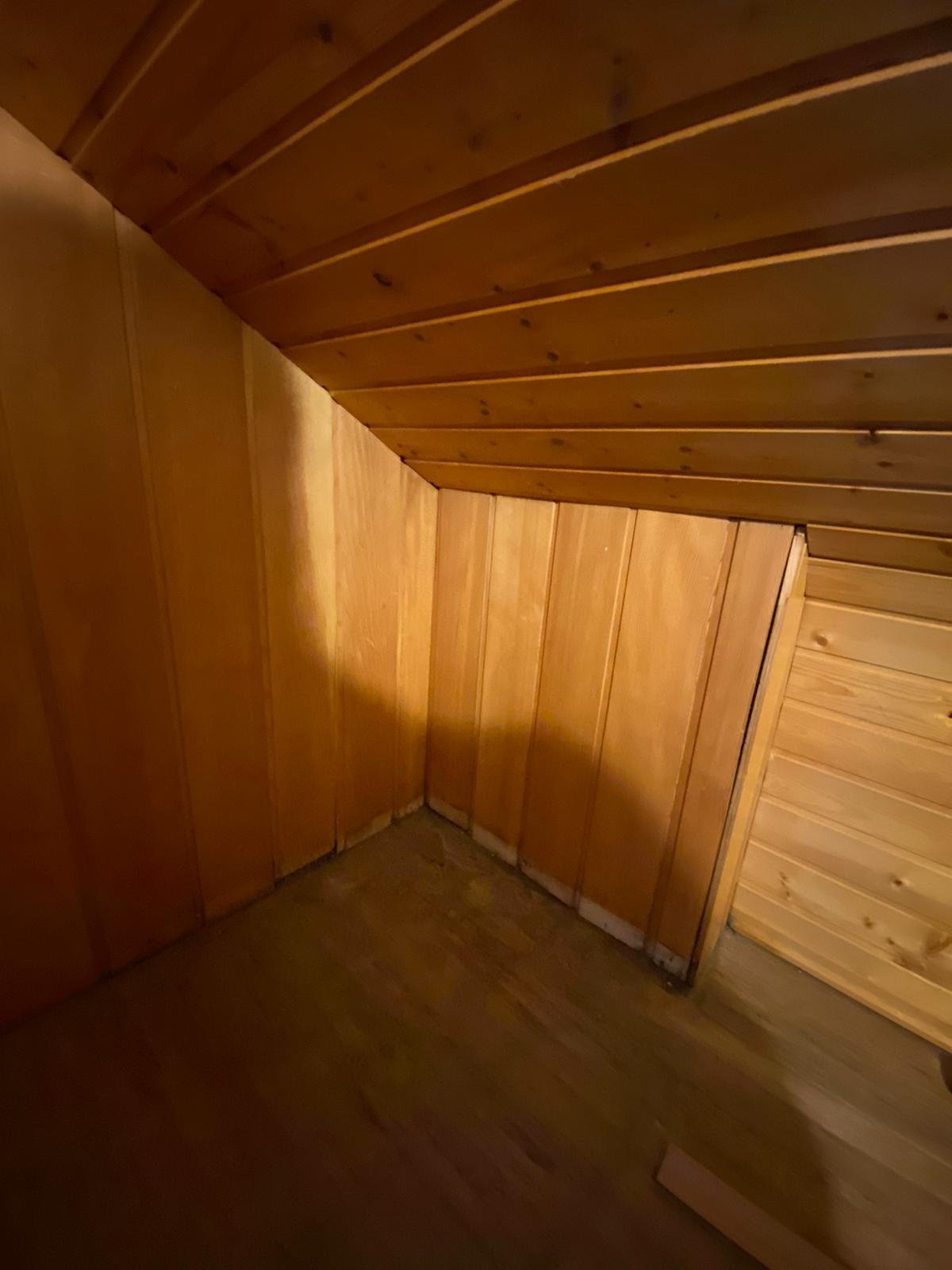 Instandsetzung Holzverkleidung Wiesbaden, geöffnete Konstruktion mit Schadensbild – ACG Bausanierung GmbH