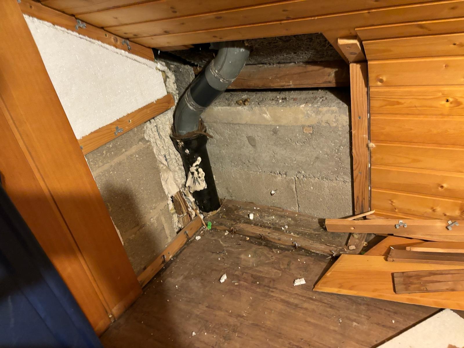 Instandsetzung Holzverkleidung Wiesbaden, Zustand vorher – ACG Bausanierung GmbH