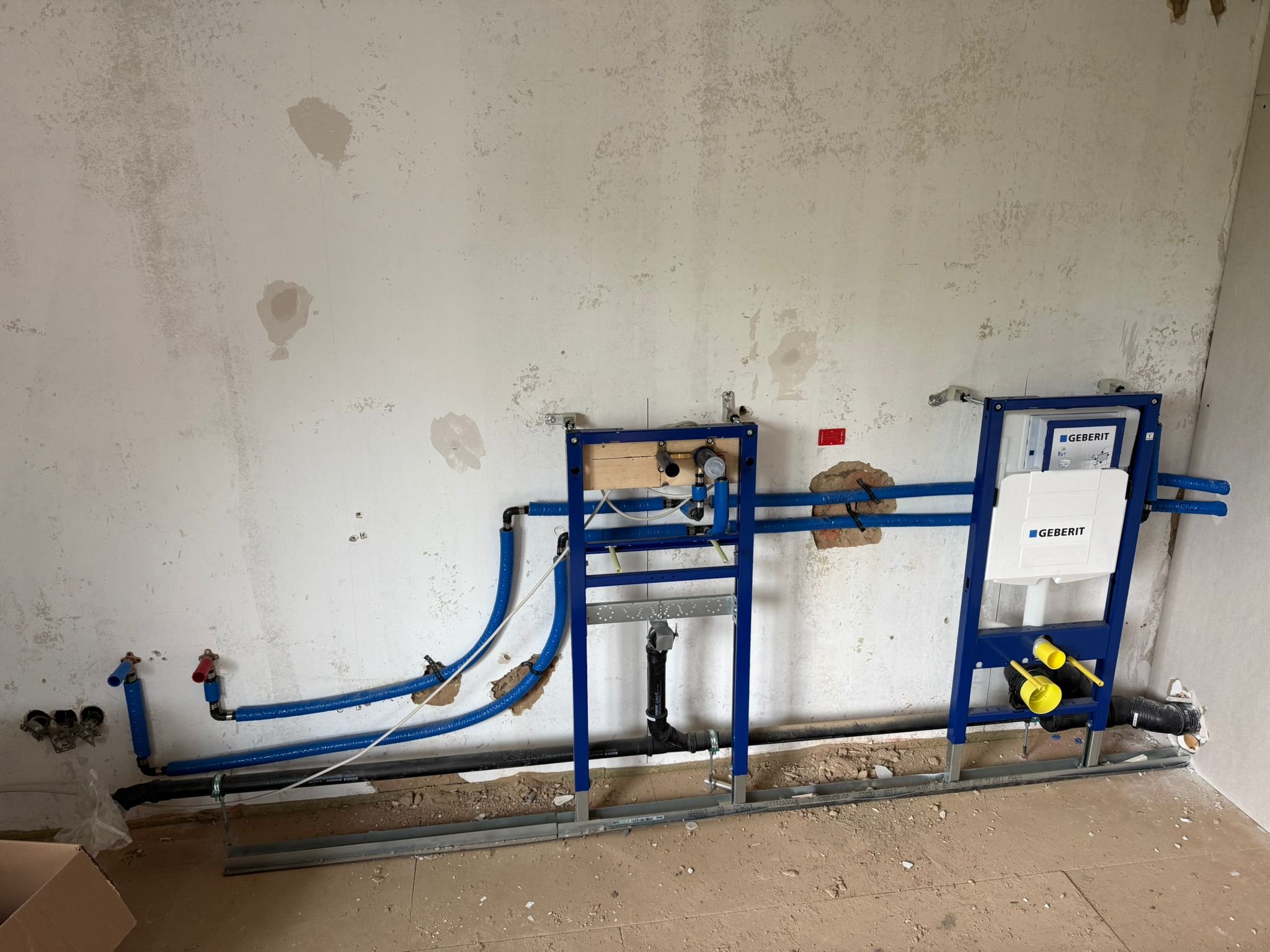 Sanitärinstallation Frankfurt am Main, montierte Vorwandinstallation – ACG Bausanierung GmbH