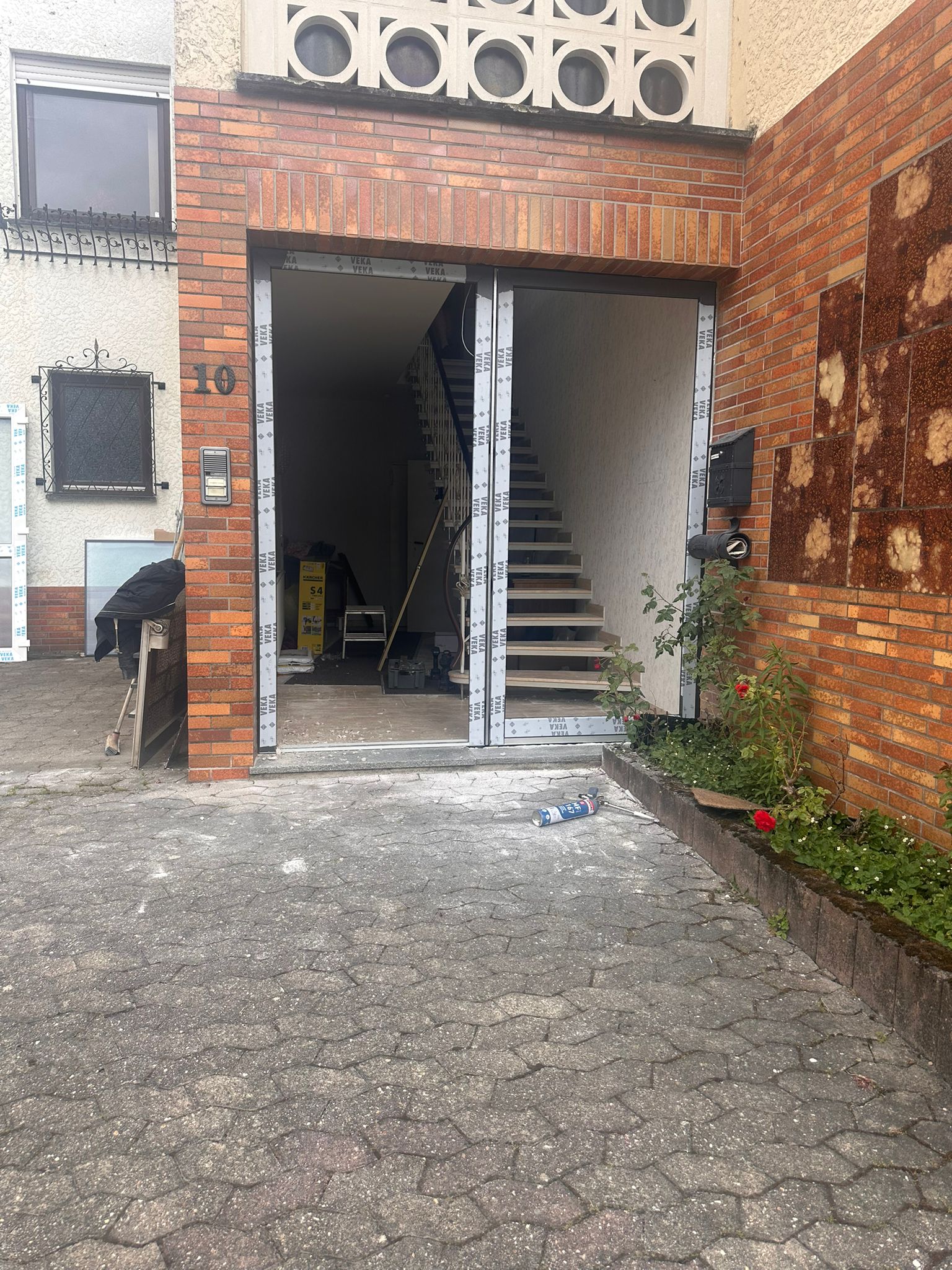 Hauseingang mit neu eingebauten VEKA-Fenster- und Türelementen während der Montage, Schutzfolie noch am Rahmen – Fenster & Türen, koordiniert durch ACG Bausanierung GmbH