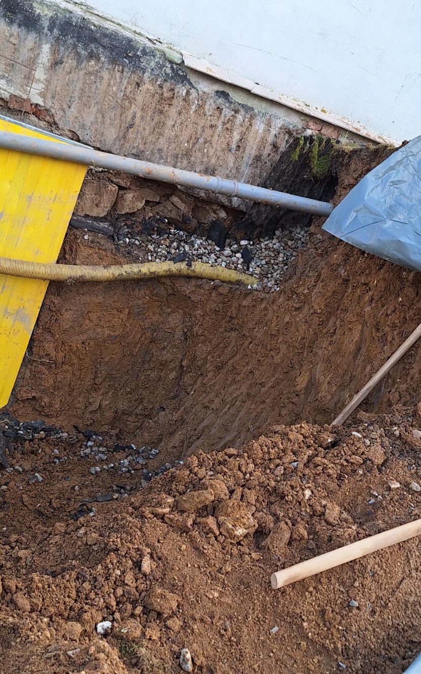 Kellerwandsanierung Niederseelbach (Taunus), freigelegte Wand mit Drainage – ACG Bausanierung GmbH