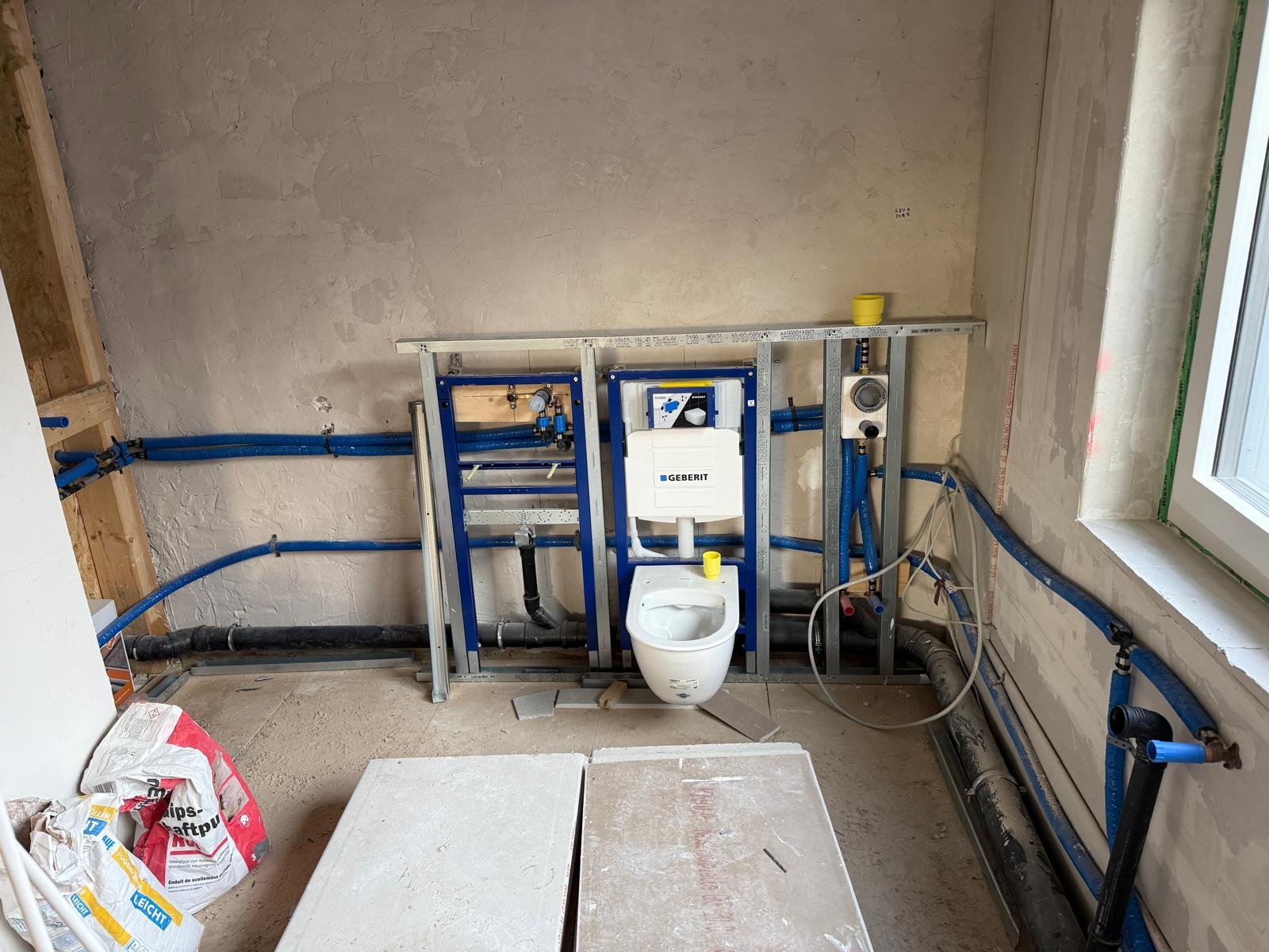 Sanitärinstallation Frankfurt am Main, WC-Wand mit Rohbaustand – ACG Bausanierung GmbH