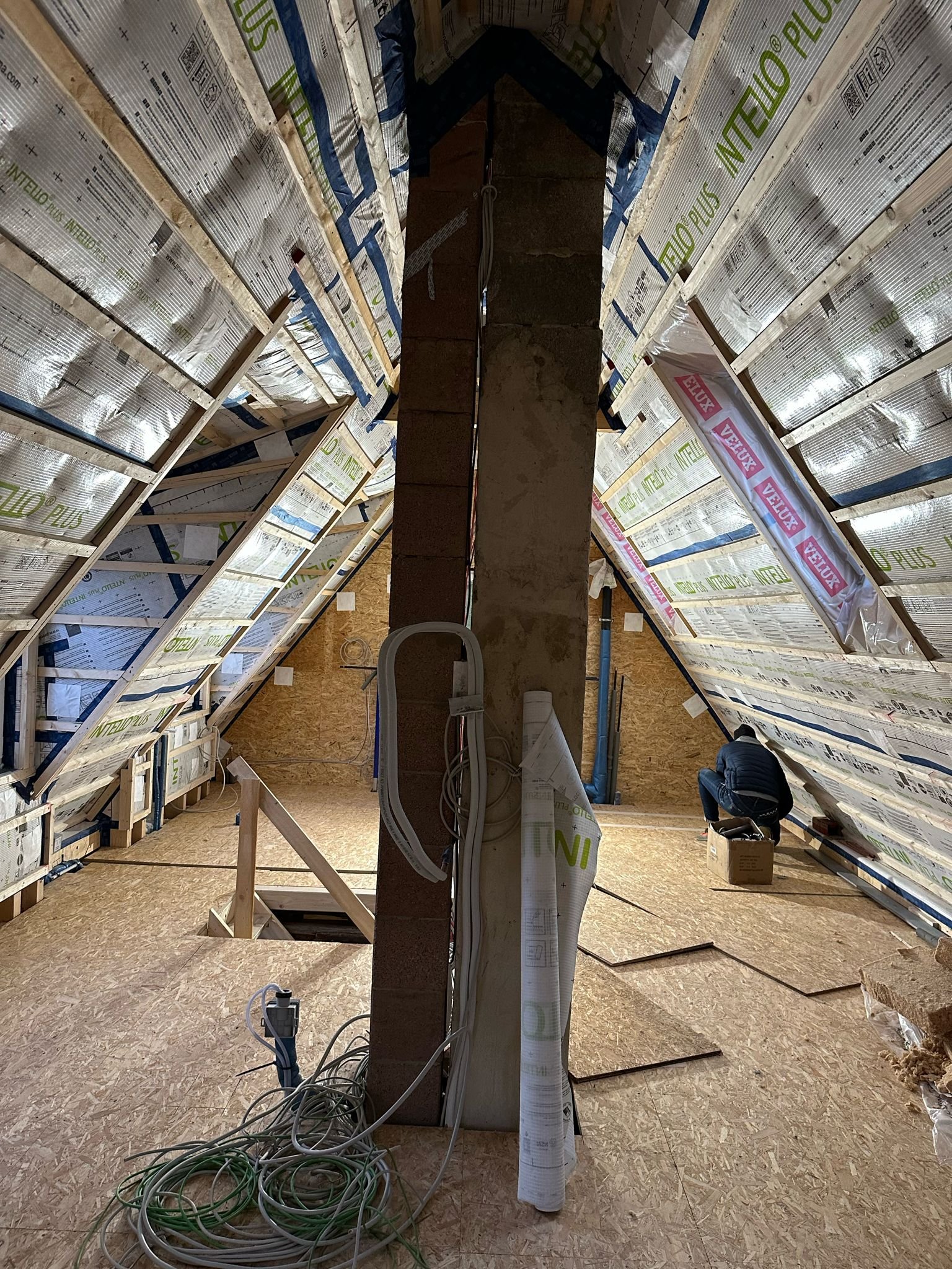 Dachgeschossausbau Frankfurt am Main, gedämmter Dachstuhl – ACG Bausanierung GmbH