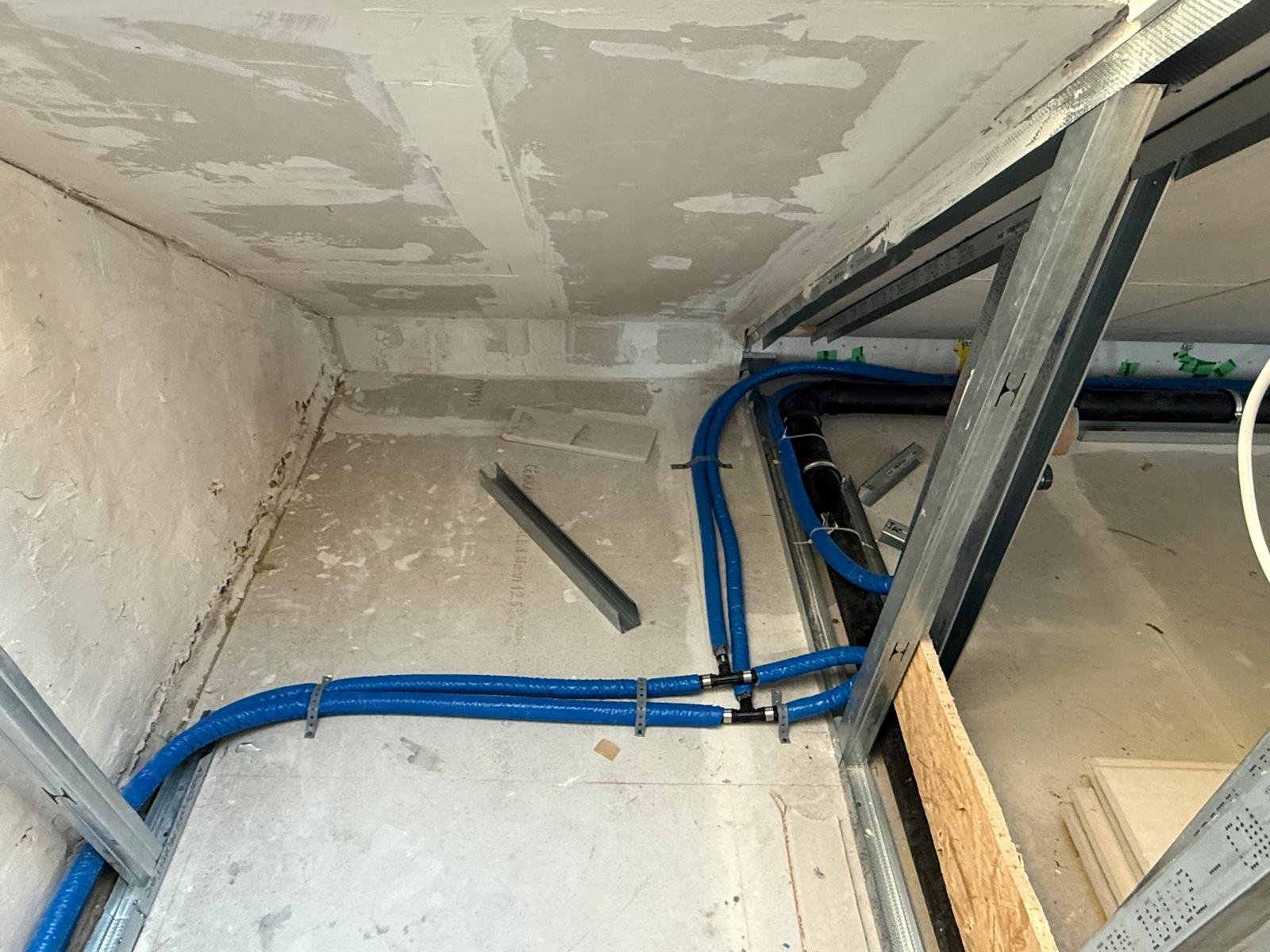 Sanitärinstallation Frankfurt am Main, verlegte Bodenleitungen – ACG Bausanierung GmbH